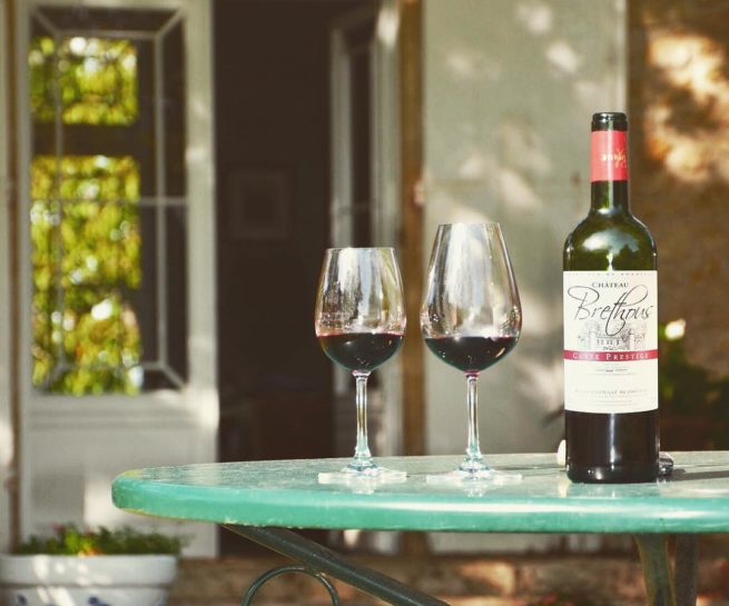 Bouteille sur une table devant le château