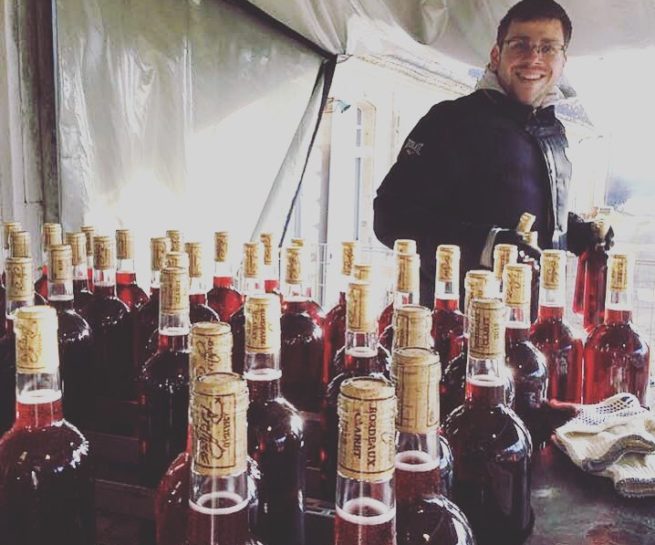 Camille pendant la mise en bouteille