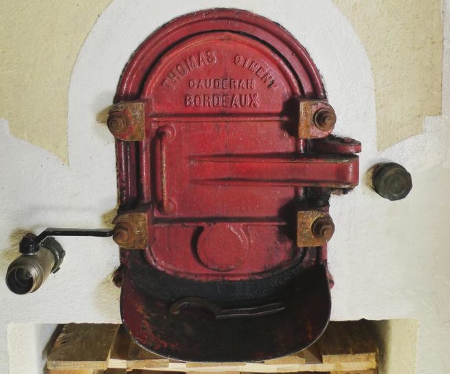 Porte d'une cuve dans le chai